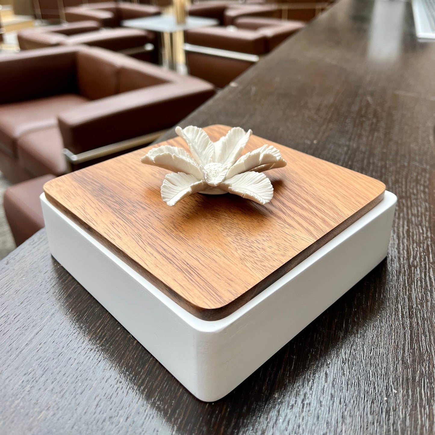 LUXOR 15 cm wooden box with lid and porcelain flower